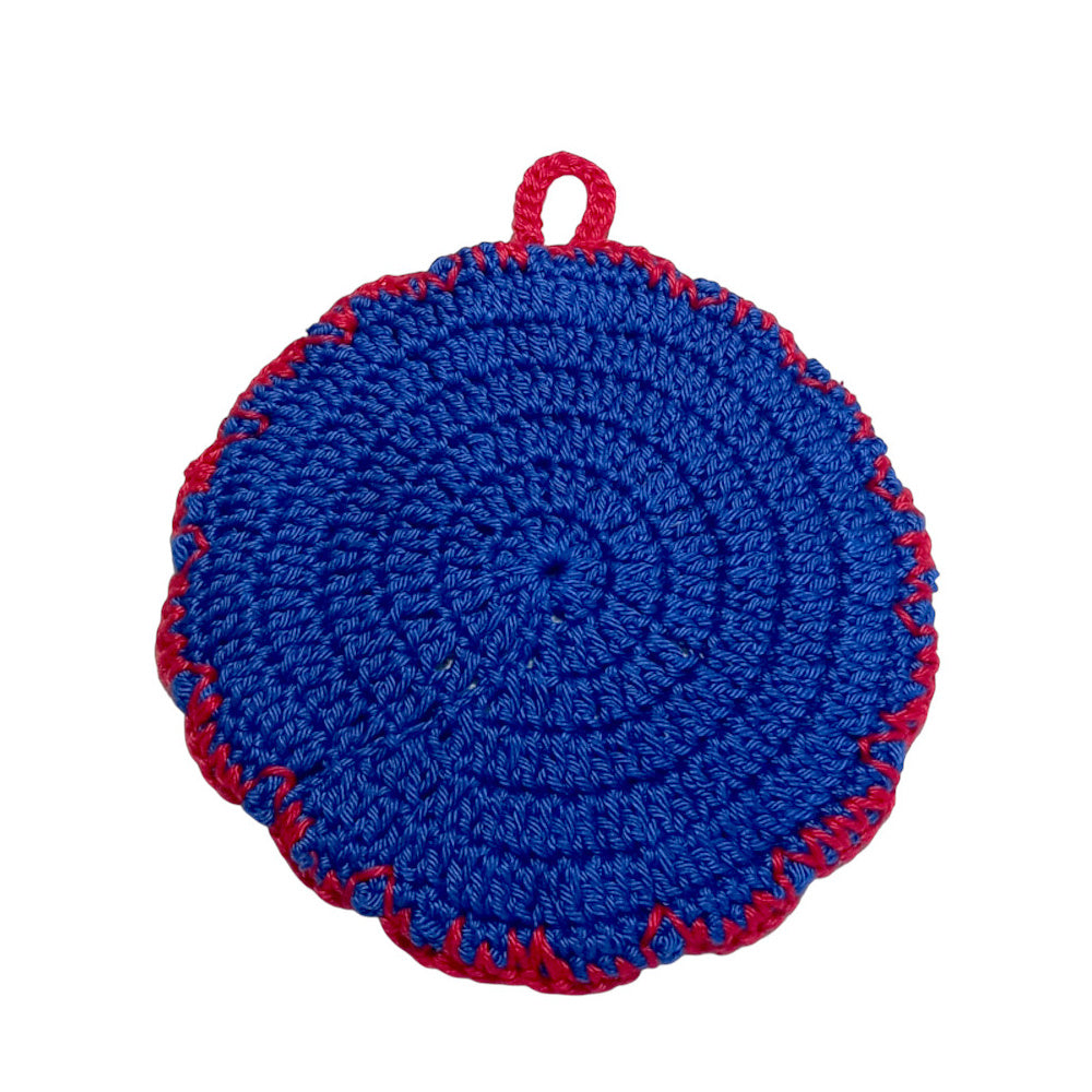 Presina rotonda bianca e blu con bottoni colorati, lavorata ad uncinetto.