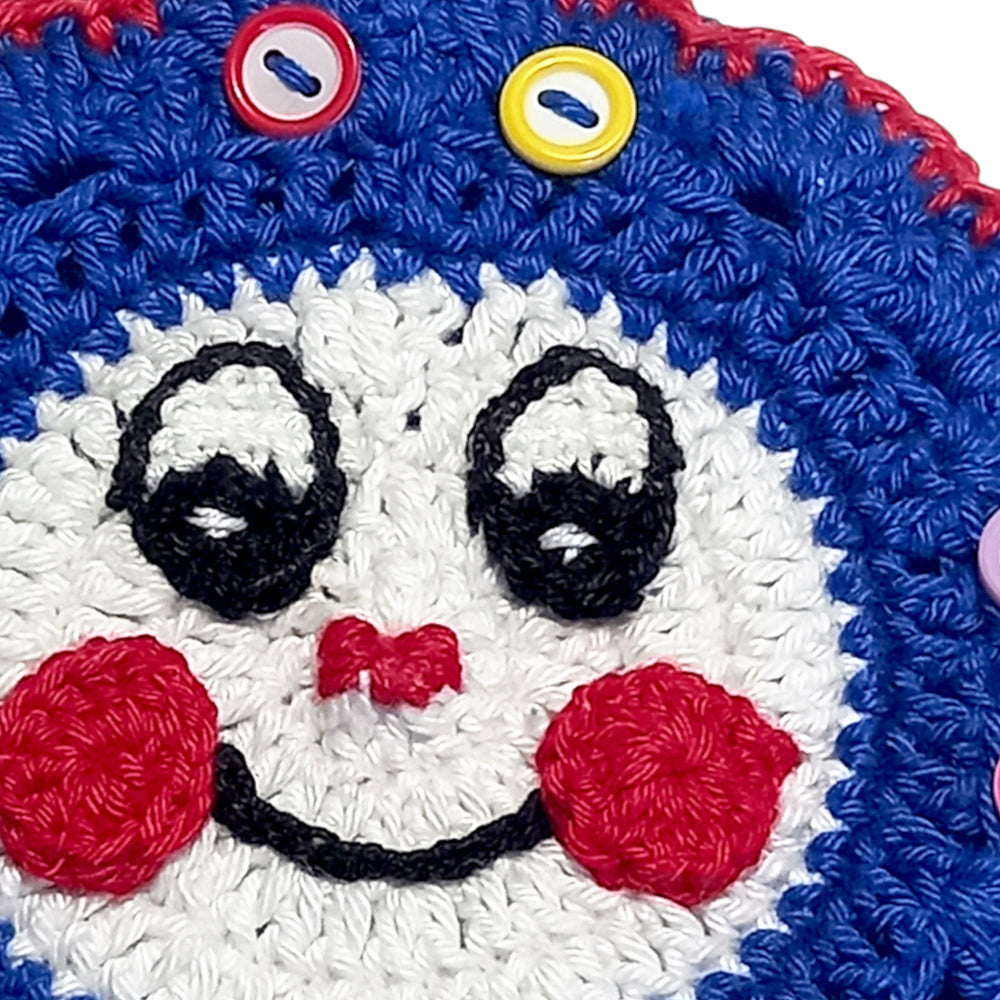 Presina rotonda bianca e blu con bottoni colorati, lavorata ad uncinetto.