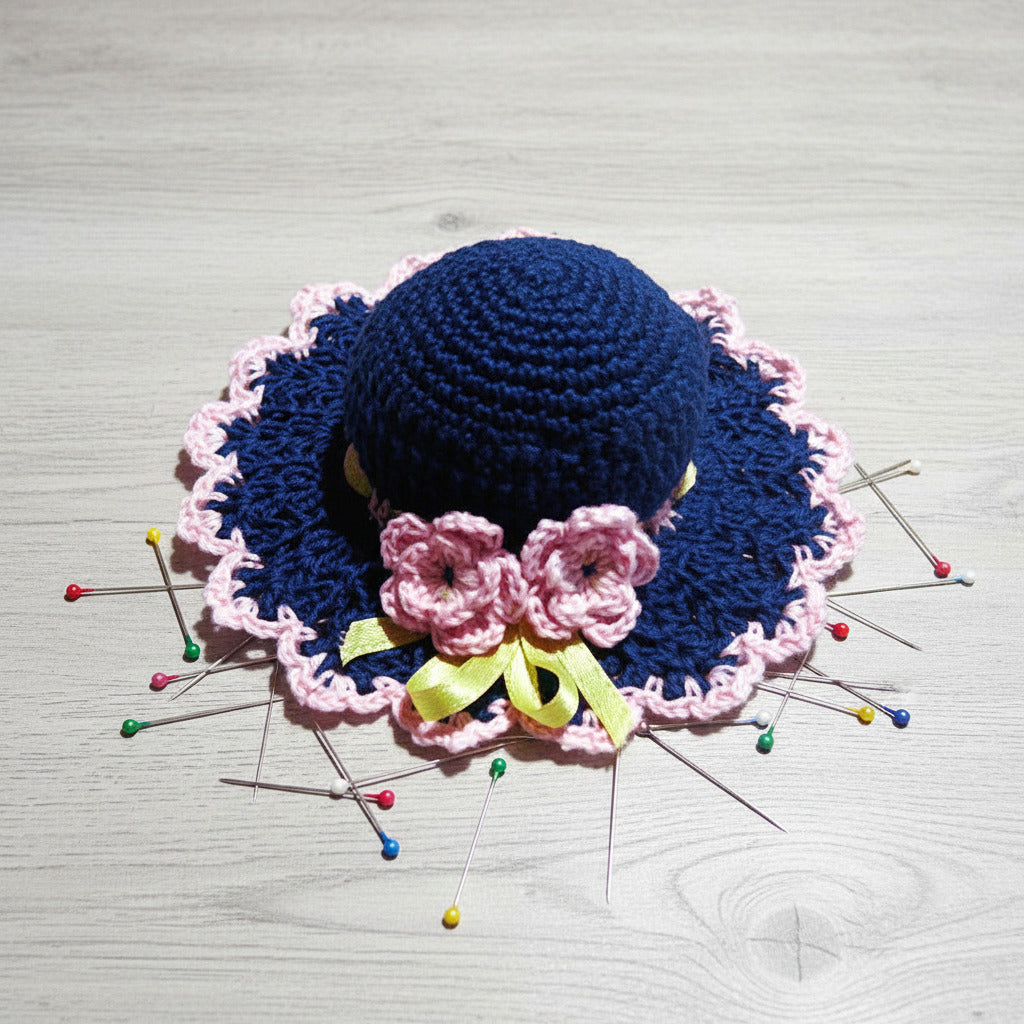 Puntaspilli cappellino blu scuro e rosa ad uncinetto 11.5 cm