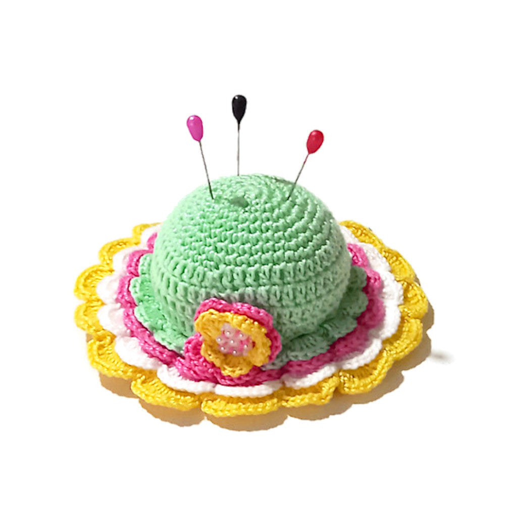 Puntaspilli cappellino verde chiaro con fiore ad uncinetto 11 cm