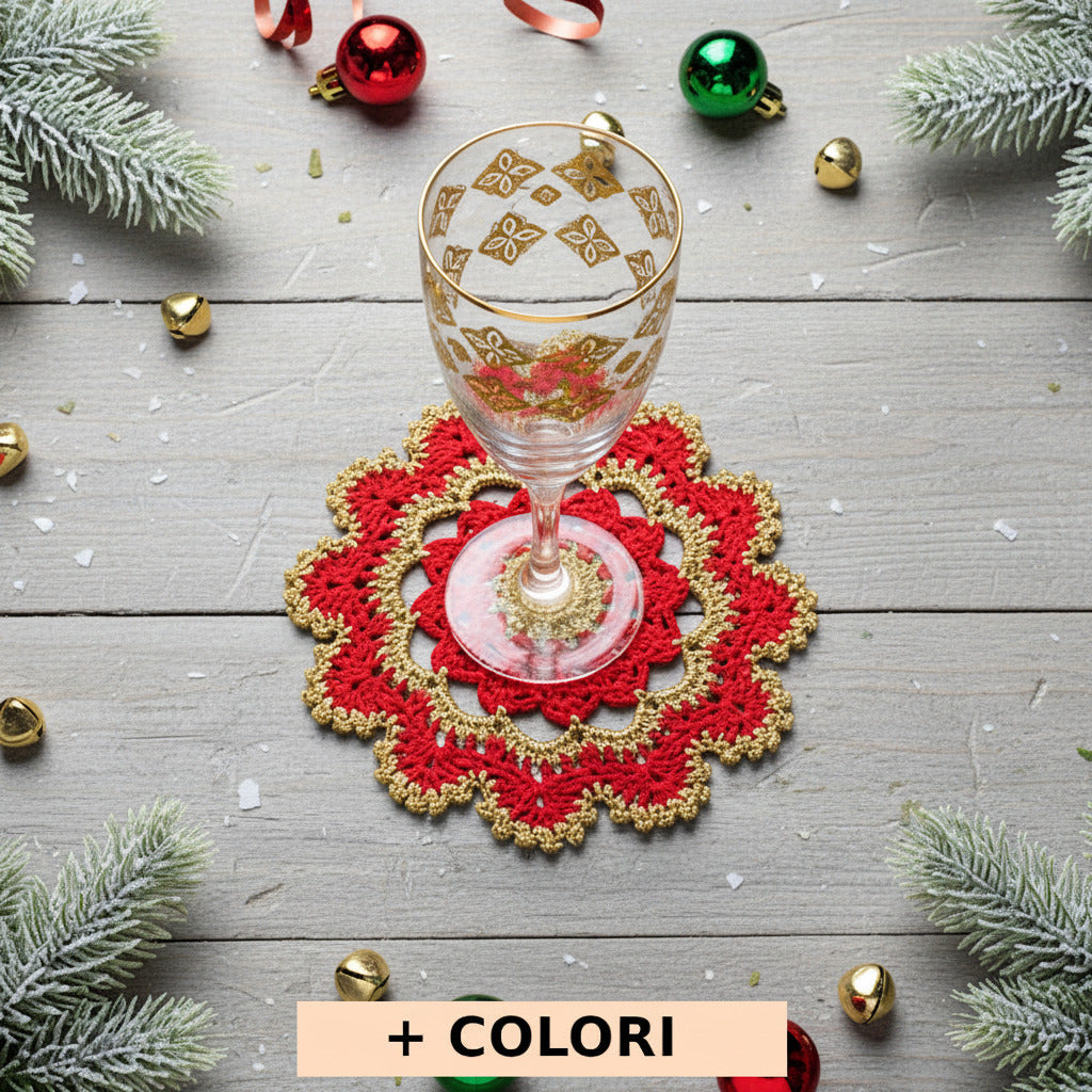 Sottobicchiere di Natale rotondo rosso e oro ad uncinetto 15.5 cm