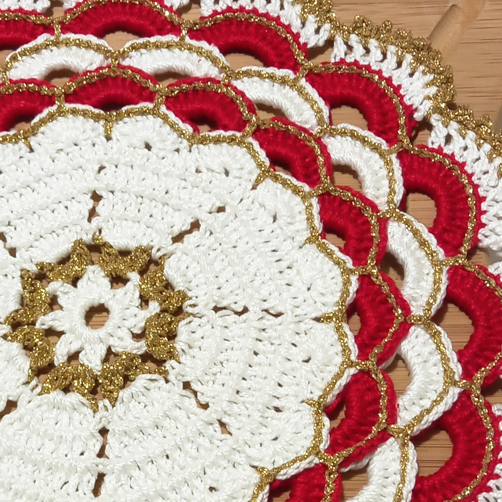 Sottopiatto di Natale Bianco Rosso e Oro ad uncinetto 26 cm