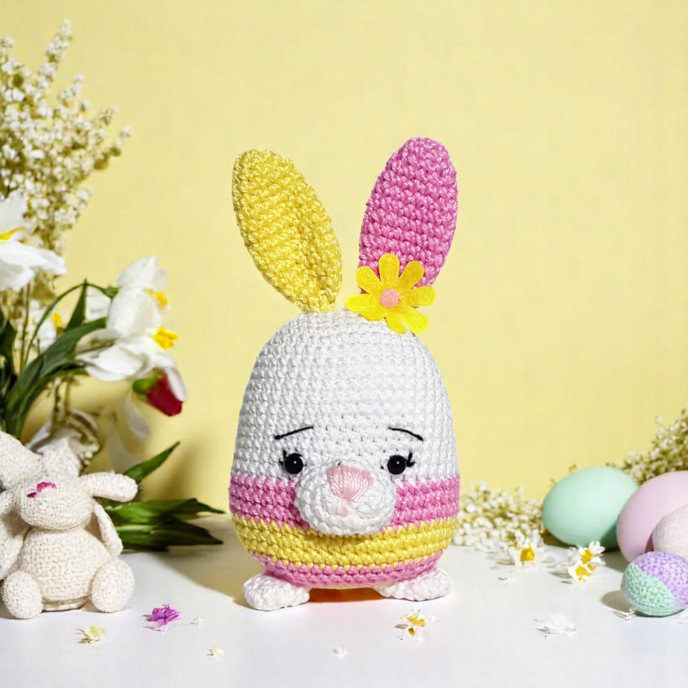 coniglietta amigurumi ad uncinetto con orecchie gialle e rosa per pasqua