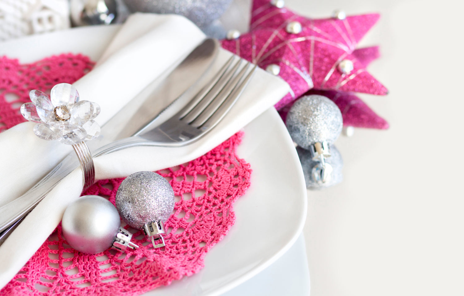 sottopiatto fucsia ad uncinetto con tovagliolo e posate